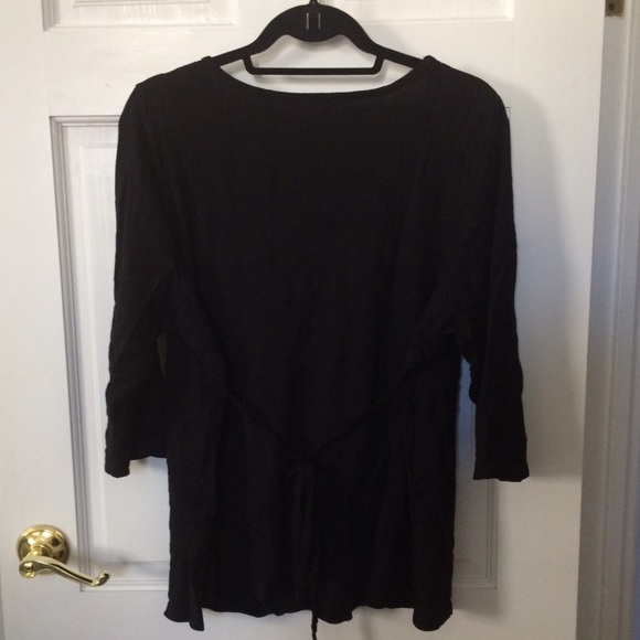 Venezia - 3/4 sleeve tie back tee with roses - blk - Picture 3 of 3