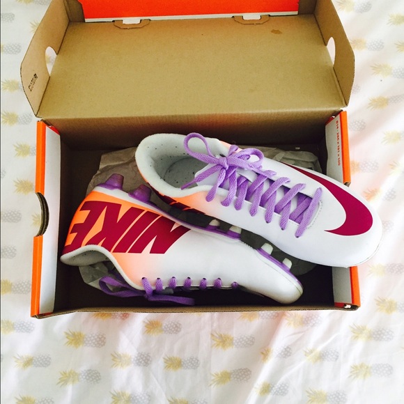 Women's Nike mercurial cleats - Picture 2 of 4