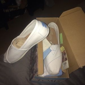 White Canvas TOMS size 7