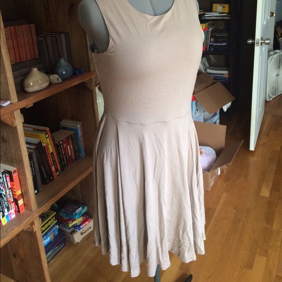 Simple taupe dress gives a lot of body!