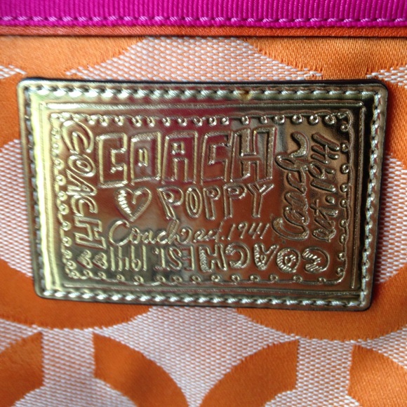 Coach Poppy - Picture 2 of 3