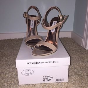 BRAND NEW NEVER WORN STEVE MADDEN HEEL