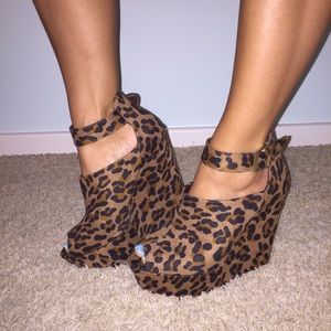 BRAND NEW NEVER WORN WEDGE HEEL
