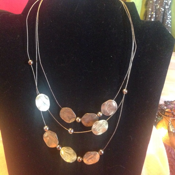 Gold rigged tier necklace