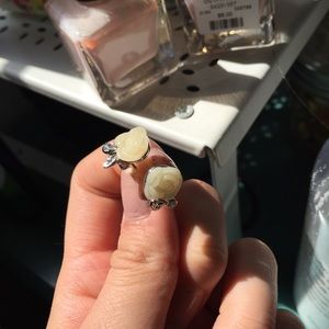 Disney Couture Cream Rose Earrings🌹