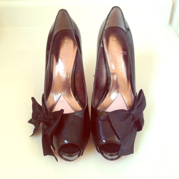 Black pumps with bow on side! 🎀 - Picture 2 of 4
