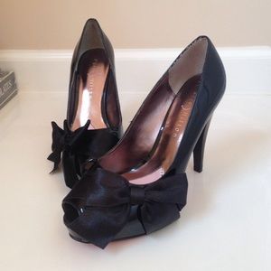 Black pumps with bow on side! 🎀