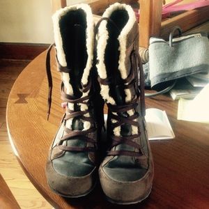 Lace up snow boots