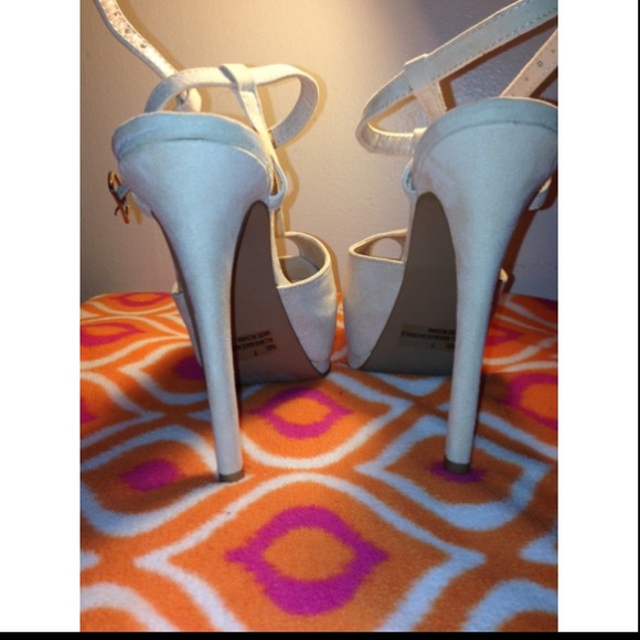 Heels - Picture 3 of 3