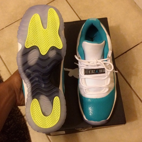 White/turbo green Jordan 11🔥👟