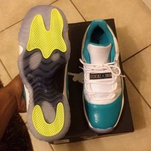 White/turbo green Jordan 11🔥👟