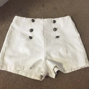 High waisted shorts / pinup