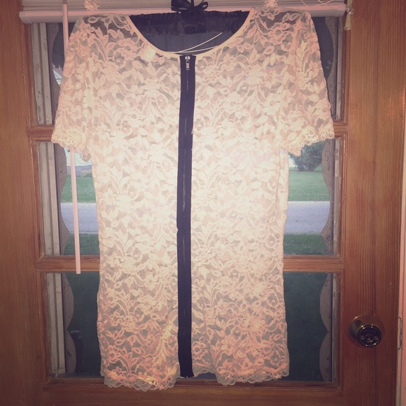 Zip back Victoria's Secret/Moda Int'l lace shirt❗️