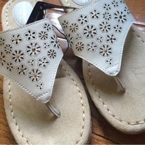 NWT Croft & Barrow Womens sandals. Size 6.5.