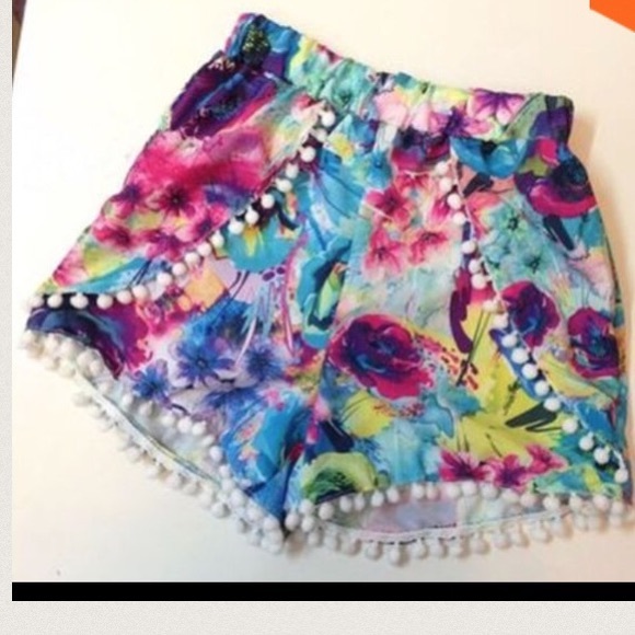 Sold🎈 Summer Pom shorts - Picture 2 of 3
