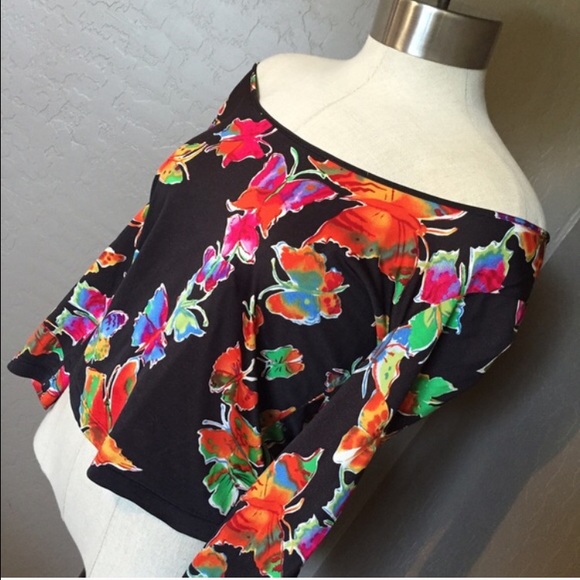 🔴Sold in bundle| Moschino butterfly top - Picture 4 of 4