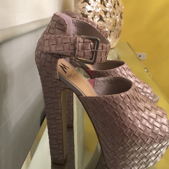 Heels - Picture 2 of 3