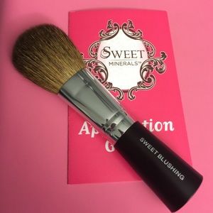 Sweet Minerals Blushing Brush