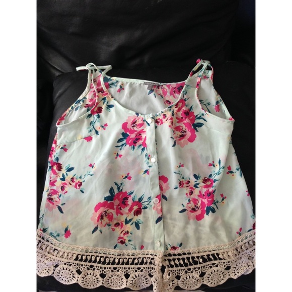 Floral mid crop shirt w/ crochet bottom