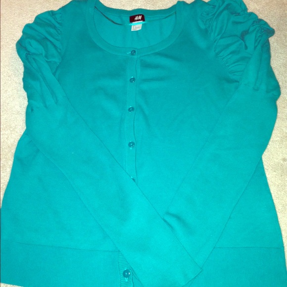 Cardigan sweater with a twist
