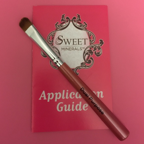 Sweet Minerals Dual Purpose Brush.
