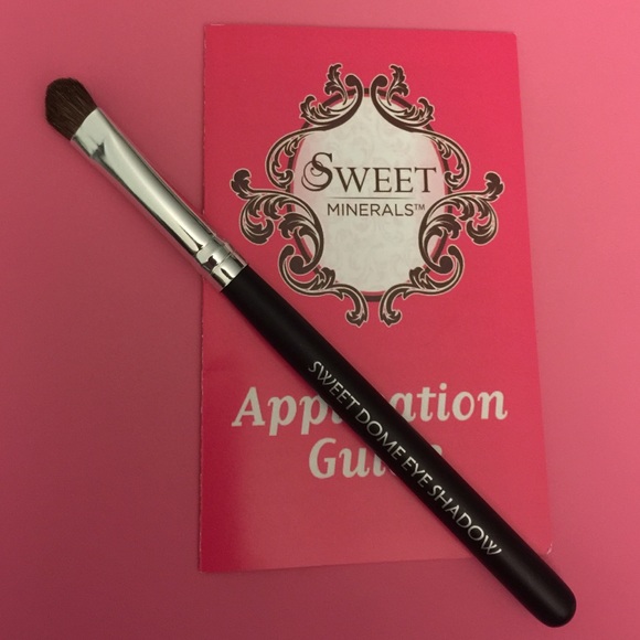 Sweet Minerals Dome Eye Shadow Brush