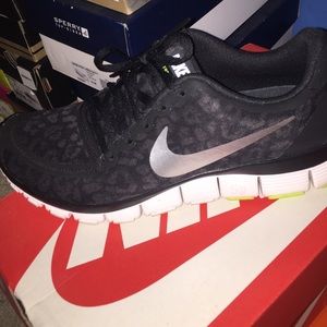 Nike woman's free run 5.0. Own once