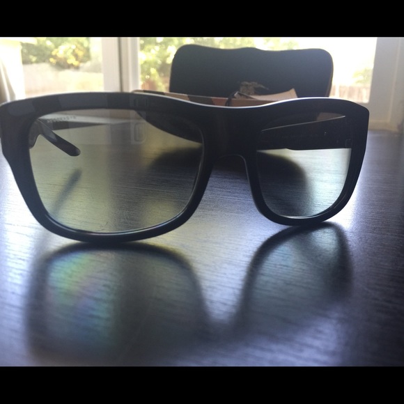 Burberry sunglasses (BE4053 gray) - Picture 3 of 4