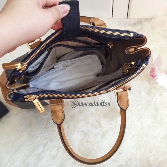 🔺SOLD🔺 Michael Kors Purse & Wallet Set - Picture 3 of 4