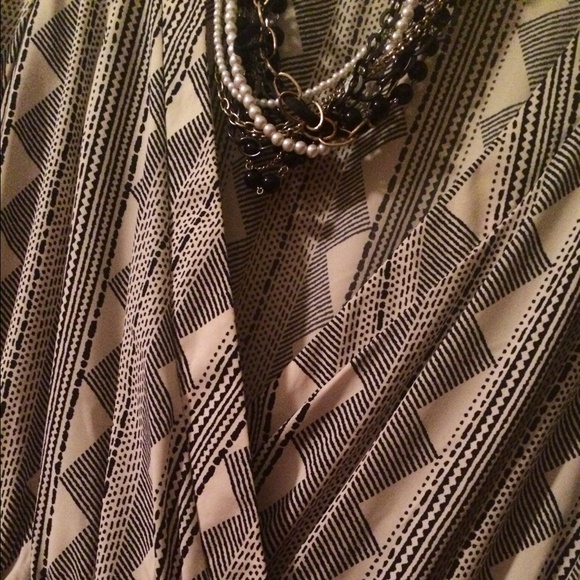 Black white pattern v neck dress