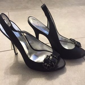 Jessica Simpson Hardy 4" blk satin w crystals