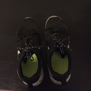 Nike Roshe Black/White Women Size 7.5