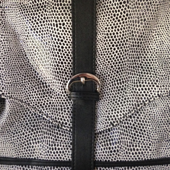 Black and White Purse - Picture 2 of 4