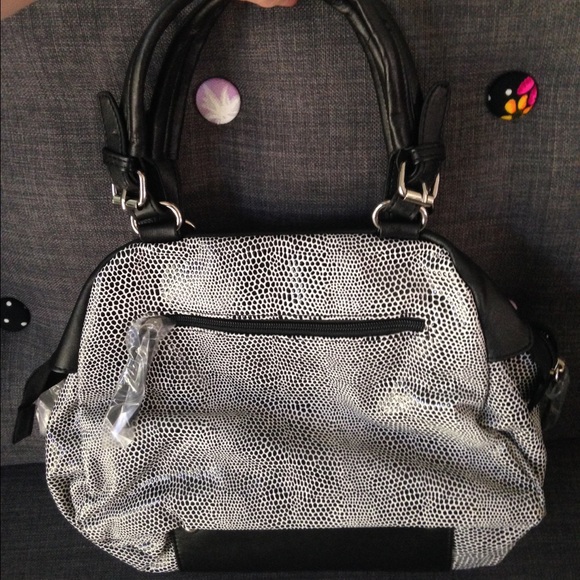 Black and White Purse - Picture 3 of 4