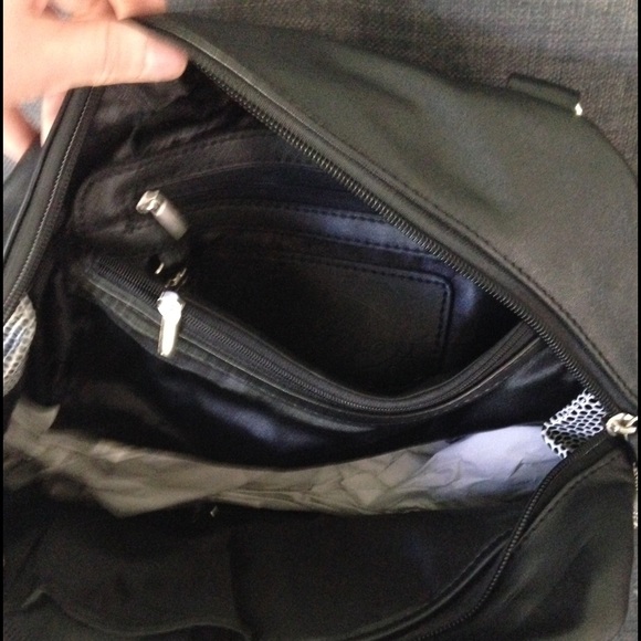 Black and White Purse - Picture 4 of 4