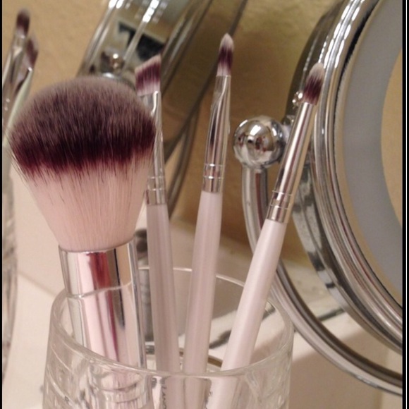 NWT-Essential makeup brush set. 4pc👄