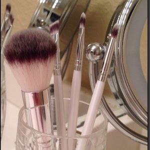 NWT-Essential makeup brush set. 4pc👄