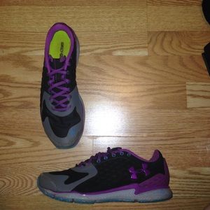 Micro Under Armour running sneaker