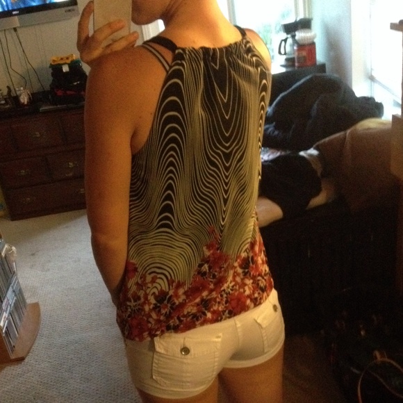 Tie neck sleeveless blouse NWOT - Picture 2 of 3