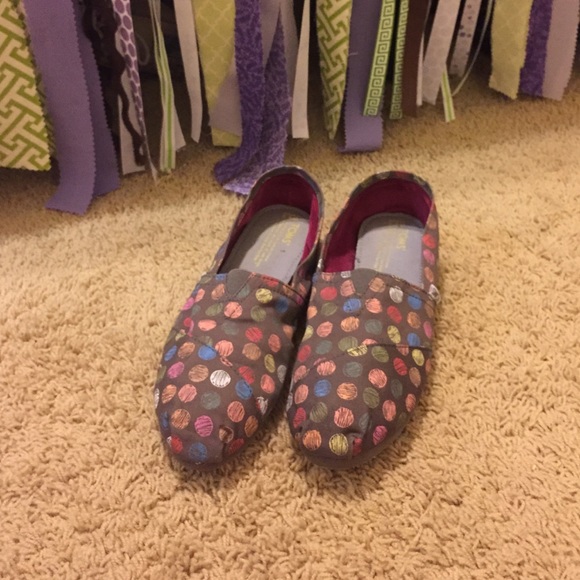 Brown polka dot toms