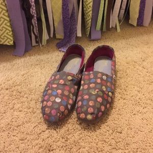 Brown polka dot toms