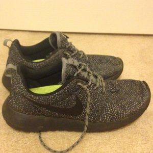 Nike Roshe Run- black & white polka dot.
