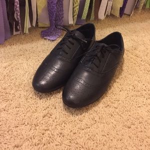 Black Oxford-like flats