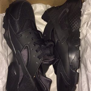 Size 7 all black huaraches BRAND NEW