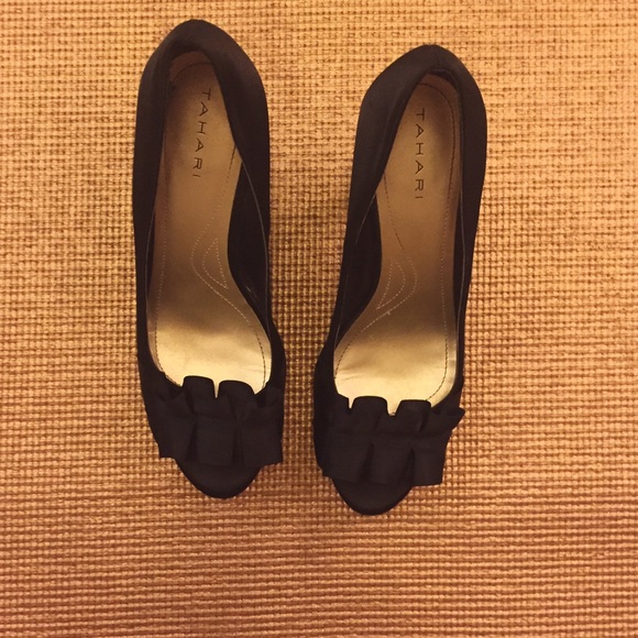 Tahari Satin Pumps sz10