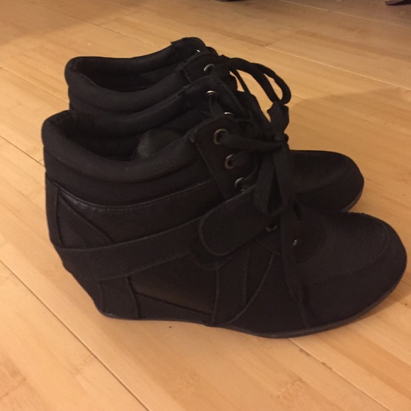 Black wedge sneakers