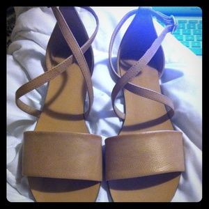 Beige Faux leather crisscross-strap sandals 💗