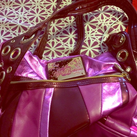 It's an apple bottoms purse