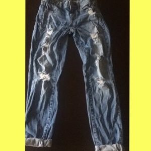 Adorable American Eagle ripped blue jeans