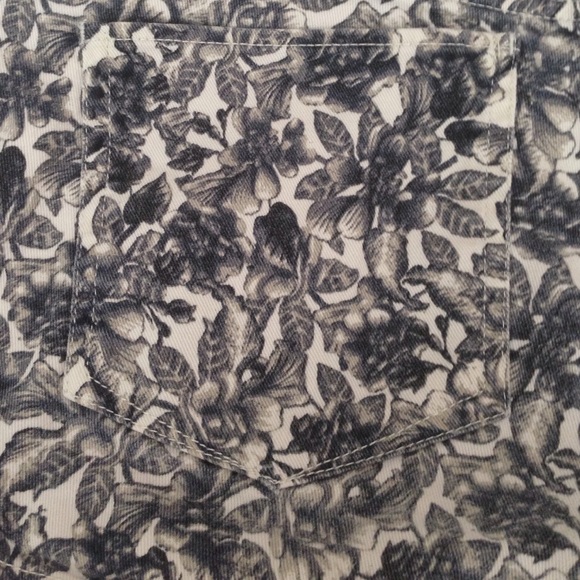 Gray Floral Print Shorts - Picture 3 of 3